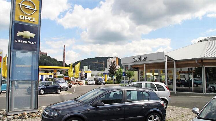Dunkle Wolken über dem Autohaus Seidler - ein Bild mit Symbolcharakter, denn Geschäftsführer Matthias Seidler musste vergangene Woche Insolvenzantrag für sein Unternehmen beim Amtsgericht Bayreuth stellen. Foto: Jürgen Gärtner