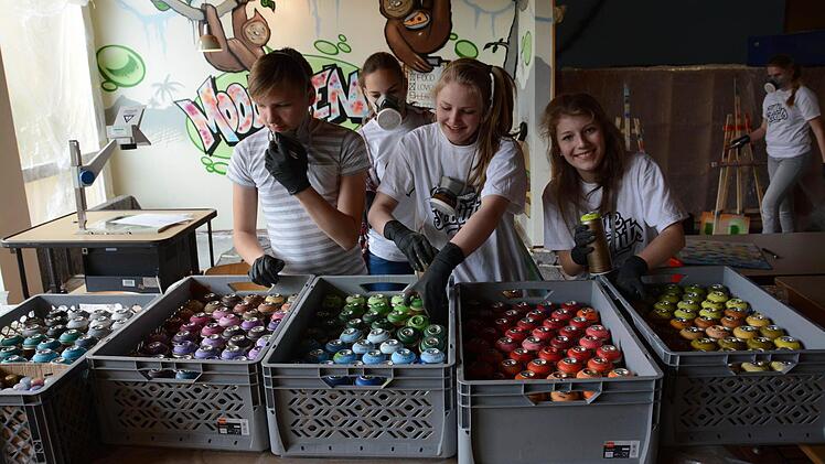 Die Qual der Wahl bei den vielen Farbdosen hatten die Schüler beim Graffitiprojekt. Foto: Elisabeth Assmann