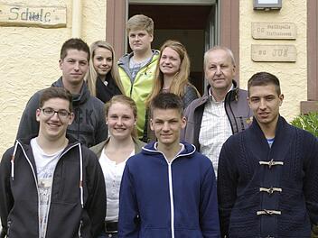 Das Jugendraum-Team (Foto, mit Stadtrat Detlef Heim, 2. von rechts) will frischen Wind in Form eines neuen Anstrichs aber auch mit einigen zugkräftigen Aktionen in das JUZ Pfaffenhausen tragen.  Foto: Winfried Ehling