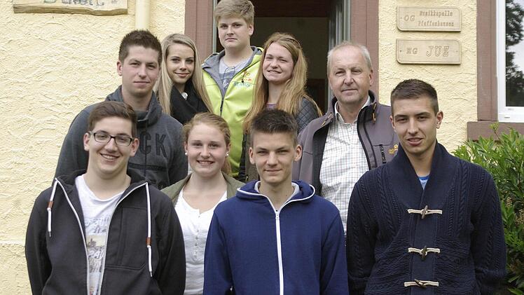 Das Jugendraum-Team (Foto, mit Stadtrat Detlef Heim, 2. von rechts) will frischen Wind in Form eines neuen Anstrichs aber auch mit einigen zugkräftigen Aktionen in das JUZ Pfaffenhausen tragen.  Foto: Winfried Ehling