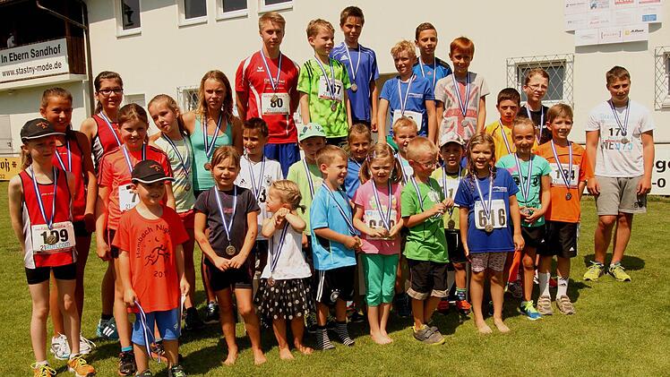 Groß war die Begeisterung bei den Kindern und Jugendlichen, die sich über ihre Medaillen in den verschiedenen Altersgruppen freuen.