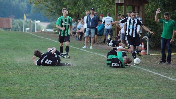 Fallstudie: Alexander Baldauf und André Römmelt haben sich hingelegt. Lukas Scheller und André Halbig können sich noch auf den Beinen halten. Foto: Sebastian Schmitt