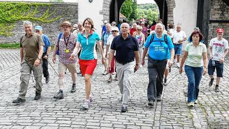 Anja Weisgerber schn&uuml;rt Wanderschuhe zur B&uuml;rgersprechstunde