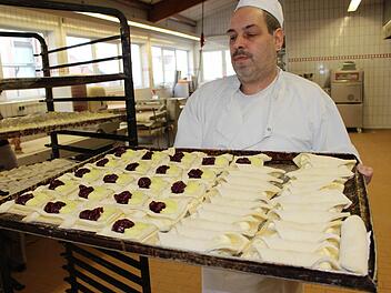 Bei Bäckermeister Mario Schneider in Zeitlofs wird noch alles mit der Hand gebacken. Foto: Julia Raab