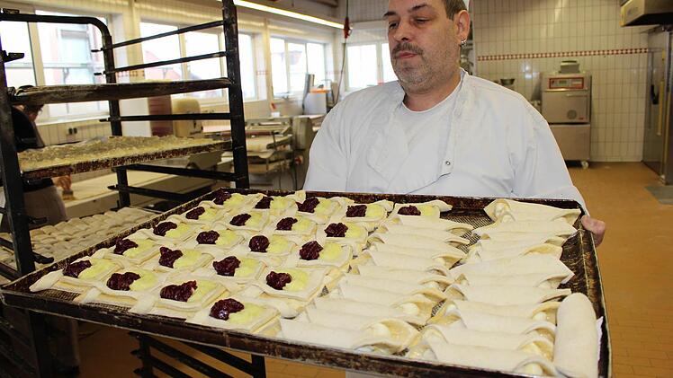 Bei Bäckermeister Mario Schneider in Zeitlofs wird noch alles mit der Hand gebacken. Foto: Julia Raab