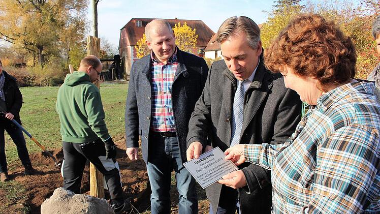 Das Schild, das den "Baum des Jahres" ausweist, übergab Landrat Alexander Tritthart (2. v. r.) an die Vorsitzende des Obst- und Gartenbauvereins, Sonja Peschke.    Foto: Evi Seeger