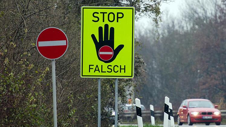 Es werden Zeugen gesucht. Eine Geisterfahrt war gestoppt und die Polizei alarmiert. Doch als die  Streifen eintreffen, sind Zeugen und T&auml;ter verschwunden. Foto; Armin Weige/dpa