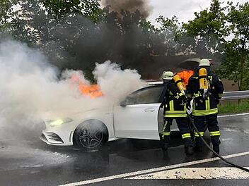 Das Feuer zerstörte den Neuwagen trotz des Einsatzes der Feuerwehr.  Philipp Voit