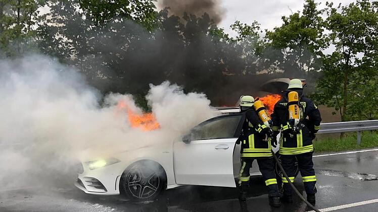 Das Feuer zerstörte den Neuwagen trotz des Einsatzes der Feuerwehr.  Philipp Voit