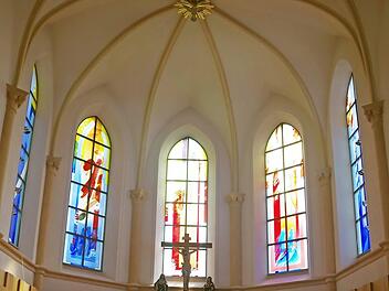 Von großem künstlerischem Wert sind die wunderschön gestalteten Fenster, die die Botschaft des Engels am leeren Grab sowie die Auferstehung und die Erscheinung des Herrn zeigen. Foto: Heike Schülein