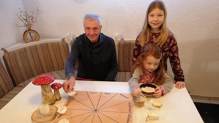 Es ist mittlerweile ein Ritual bei den Markerts: Opa Kurt legt mit Lina und Marie die gesalzenen Zwiebelschalen auf den Jahresring.privat