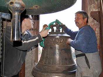 Glockenbauer Harald Götz (rechts) und Messner Matthias Pancochar beim Einbau der reparierten Marienglocke. Fotos: Sigismund von Dobschütz
