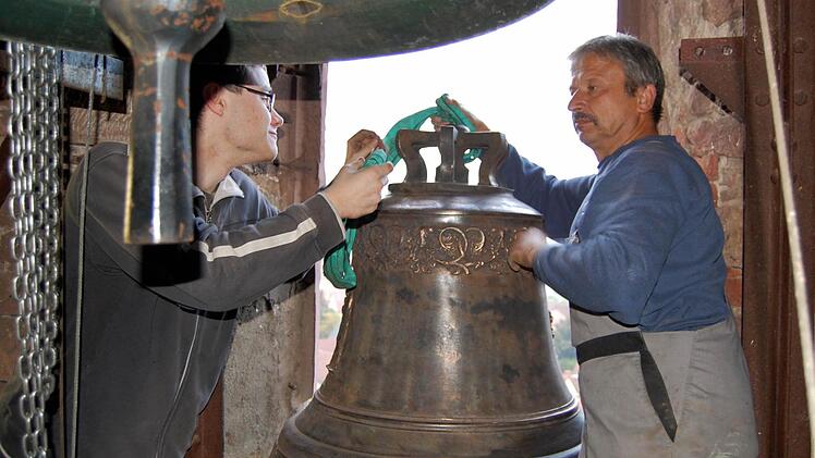 Glockenbauer Harald Götz (rechts) und Messner Matthias Pancochar beim Einbau der reparierten Marienglocke. Fotos: Sigismund von Dobschütz