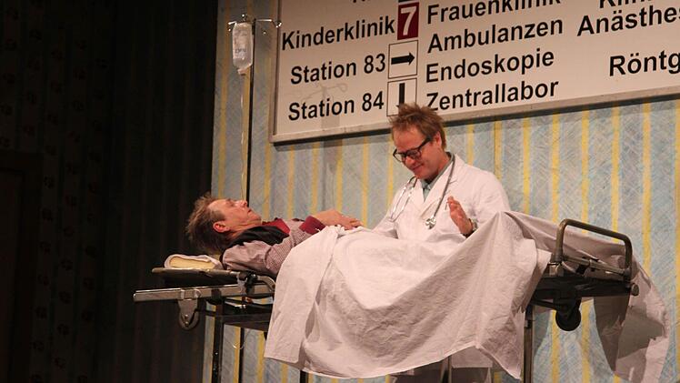 Als Oliver Rose (Martin Semmelrogge) wegen einer Leistenzerrung ins Krankenhaus kommt, entscheidet sich Barbara für die Scheidung - und der Rosenkrieg beginnt. Foto: Sonja Adam