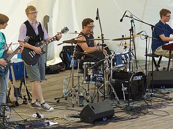 Premiere sicher gemeistert: Im Rahmen des "Bandtags" des Frankenwald-Gymnasiums erspielte sich die neu formierte Schülerband des FWG viele neue Fans.  Foto: Schneider