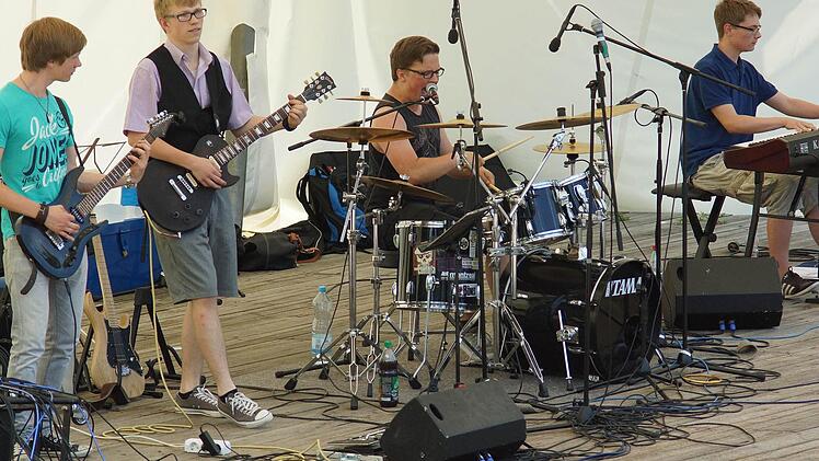 Premiere sicher gemeistert: Im Rahmen des "Bandtags" des Frankenwald-Gymnasiums erspielte sich die neu formierte Schülerband des FWG viele neue Fans.  Foto: Schneider