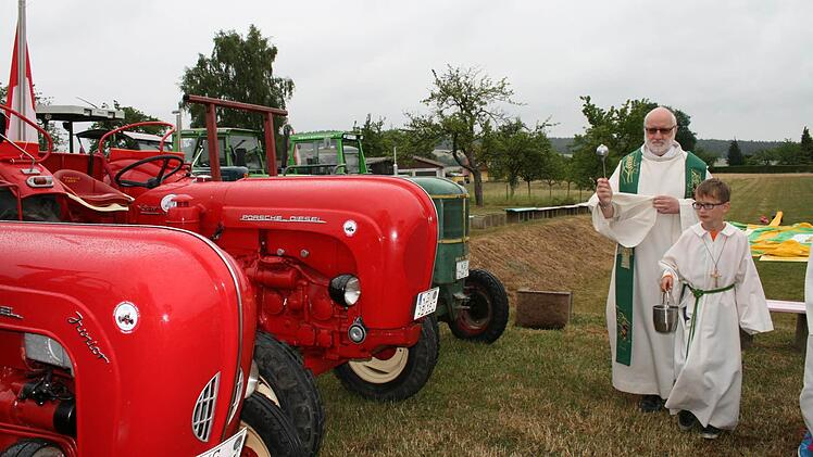 ....bis zum großen Traktor erhielten alle den Segen. Foto: Gabriele Sell
