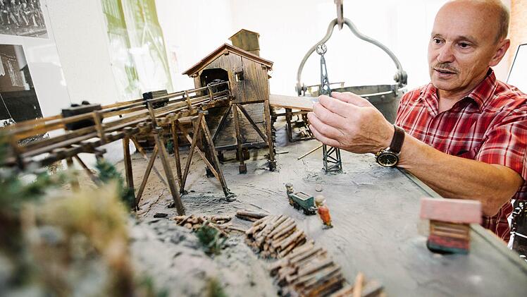 Diese Miniatur der alten Katharinenzeche ist in dem Bergbau-Magazin zu sehen. Gregor Förtsch ist derzeit häufiger vor Ort, um das Projekt, das die Attraktivität der Gemeinde Stockheim noch steigern soll, zu begleiten.  Fotos: Hendrik Steffens