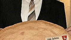 Fast 40 Jahre arbeitete Ludwig Barthelmes für die Bürgerspitalstiftung Bamberg in deren Wäldern in Tretzendorf. Ein Zeugnis dieser Zeit ist die Baumscheibe. Die Markierung zeigt den Baum-umfang bei Dienstantritt, und die Jahresringe im Berufsleben Bar-thelmes' folgen. Foto: Sabine Weinbeer