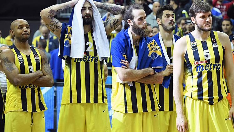Die Spieler von Fenerbahce Istanbul schauen enttäuscht drein. Sie verloren nach Verlängerung. Foto: Soeren Stache/dpa