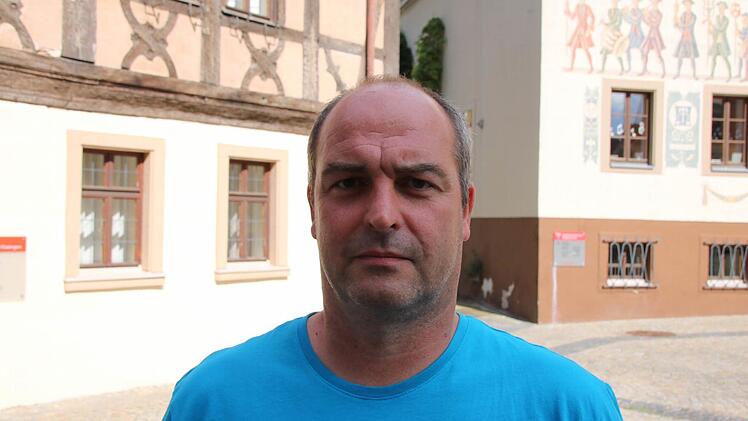 "Einsparungen sind dem Stadtrat wichtiger als die Sicherheit unser Kinder", kommentiert Landwirt Ralf Servatius die Entscheidung des Bauausschusses. Aus seiner Sicht könnte der Fuchsmühlweg durch eine befahrbare Brücke von 80 Prozent des landwirtschaftlichen Verkehrs entlastet werden. "Ich lade gerne die Stadträte mal ein, mit mir die Strecke abzufahren, vor allem zur Kindergarten- oder Schulschlusszeit." Er selbst habe 15 Hektar in dem Bereich und müsse mit seinen großen Geräten und den mehr...