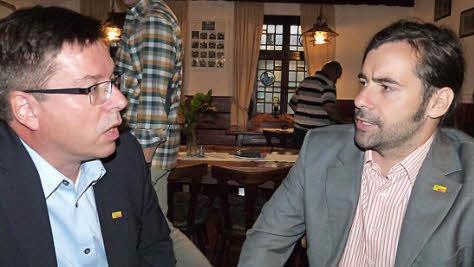 Der stellvertretende Landesvorsitzende der Bayern-FDP, Sebastian K&ouml;rber (rechts), im Gespr&auml;ch mit FDP-Stadt- und Kreisrat Thomas Nagel.  Foto: Rei&szlig;aus