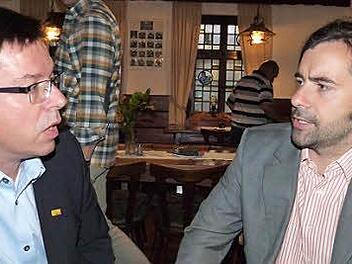 Der stellvertretende Landesvorsitzende der Bayern-FDP, Sebastian Körber (rechts), im Gespräch mit FDP-Stadt- und Kreisrat Thomas Nagel.  Foto: Reißaus