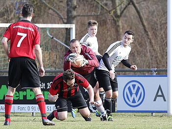 Waghalsig wirft sich TSV-Torwart Markus Enzbrenner in den Flankenball gegen den ASVler Benjamin Kux; links Tobias Diller, hinten Jonas Wagner und Johannes Christel (r.) Fotos: sportpress