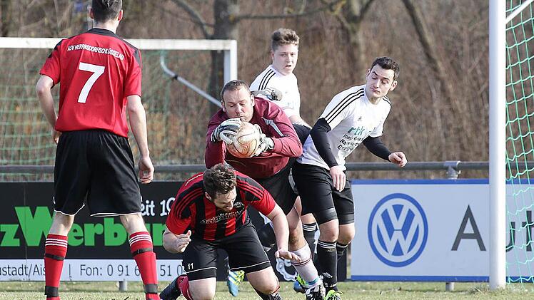 Waghalsig wirft sich TSV-Torwart Markus Enzbrenner in den Flankenball gegen den ASVler Benjamin Kux; links Tobias Diller, hinten Jonas Wagner und Johannes Christel (r.) Fotos: sportpress