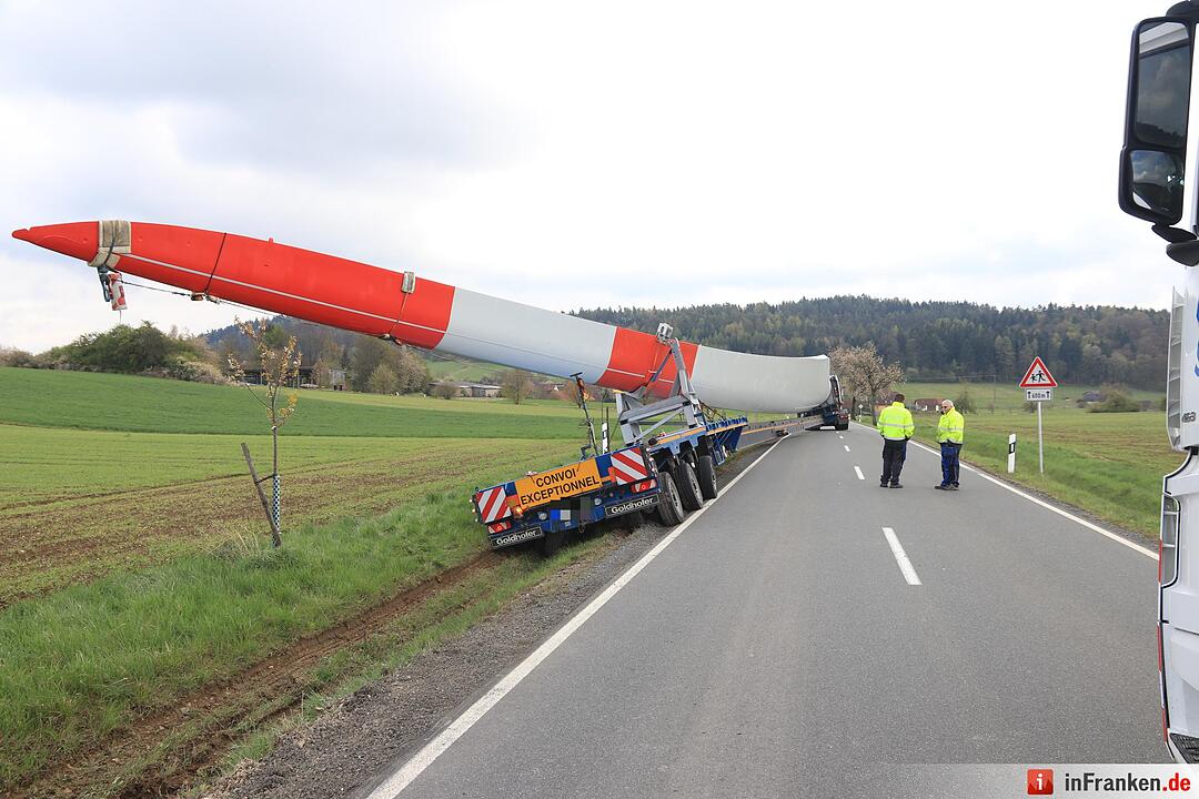 Schwertransport mit Windradflügel landet bei Thurnau im Graben