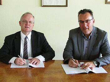 Bürgermeister Thomas Hack (rechts) und der Geschäftsleiter der Stadtwerke Bad Kissingen, Manfred Zimmer, erneuerten den seit 20 Jahren bestehenden Konzessionsvertrag für die Gasversorgung.  Foto: Winfried Ehling