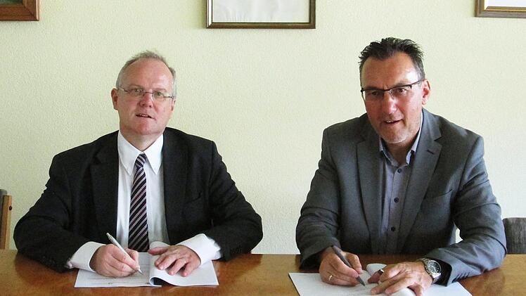 Bürgermeister Thomas Hack (rechts) und der Geschäftsleiter der Stadtwerke Bad Kissingen, Manfred Zimmer, erneuerten den seit 20 Jahren bestehenden Konzessionsvertrag für die Gasversorgung.  Foto: Winfried Ehling