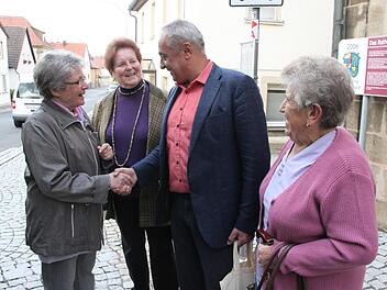 Mit Handschlag  begrüßt: Liane Fischer, Johanna Schwarzmann und Hilde Gorille (von links)  freuen sich wieder auf eine informative Fahrt mit Bürgermeister Robert  Hümmer durch das Gemeindegebiet von Altenkunstadt.Stephan Stöckel