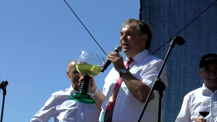 Bürgermeister Bernhard Ruß eröffnete offiziell das Weinfest.