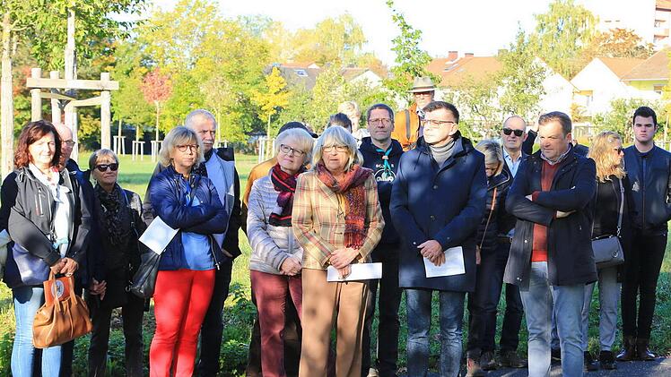 Bei einer feierlichen Gedenkstunde gedachten zahlreiche Teilnehmer den Initiatoren der Städtepartnerschaft Hammelburg - Turnhout. Mitte: Partnerschaftsvorsitzende José Lenders, Bürgermeister Armin Warmuth und der Turnhouter Bürgermeister Paul van Miert.Jochen Vogler