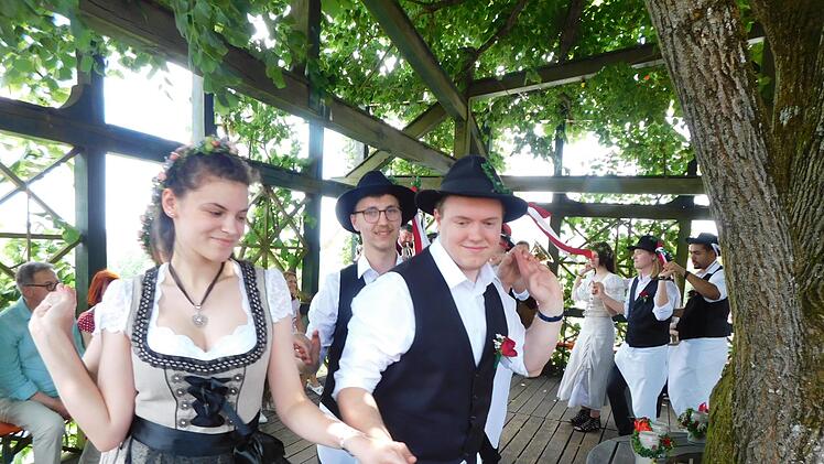 Stimmungsvolle Lindenkerwa in Peesten