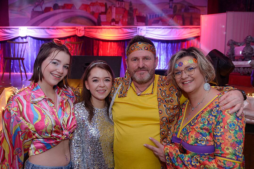 Motto: "Licht aus! Spot an! 70er Disco"