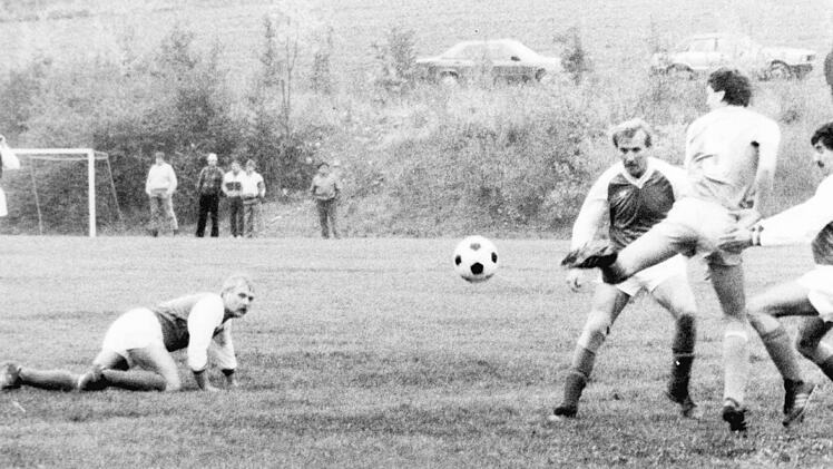 Mit einem Hackentrick kl&auml;rt der Machtilsh&auml;user Libero W. Schmitt vor den Hassenbachern M&ouml;hring und Henz. Am Boden liegend verfolgt E. Schmitt die Szene.