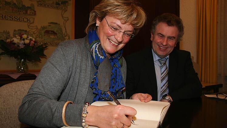 Auf Einladung der Reservistenkameradschaft Wartenfels trug sich die CSU-Europaabgeordnete Monika Hohlmeier ins Goldene Buch des Marktes Presseck ein; mit im Bild der Pressecker Bürgermeister Siegfried Beyer. Foto: Sonja Adam