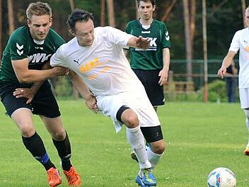Alles im Griff hatte die SpVgg Wiesau im Bezirksliga-Relegationsspiel gegen SG Roth-Main. Hier hält Patrick Oppl (Dritter von links) Roth-Main-Spielertrainer Sven Dinkel am Trikot (recht Björn Grünewald). Der Vizemeister der Kreisliga Kronach zog mit 2:5 den Kürzeren und musste den Aufstieg abhaken. "Man muss gestehen, dass der Gegner einfach zu gut war", so SG-Vorsitzender André Heinz. Foto: Peter Mularczyk