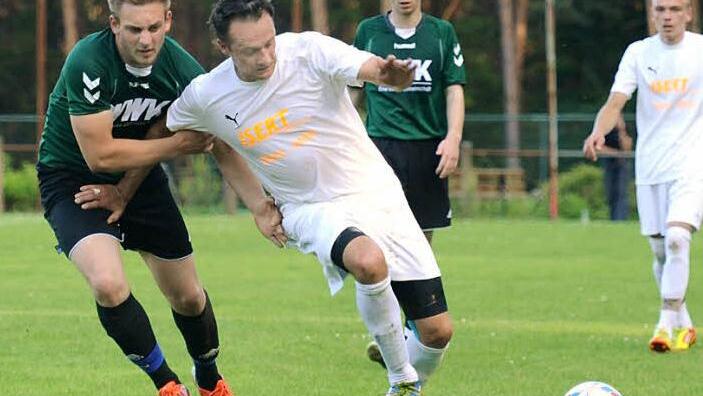 Alles im Griff hatte die SpVgg Wiesau im Bezirksliga-Relegationsspiel gegen SG Roth-Main. Hier hält Patrick Oppl (Dritter von links) Roth-Main-Spielertrainer Sven Dinkel am Trikot (recht Björn Grünewald). Der Vizemeister der Kreisliga Kronach zog mit 2:5 den Kürzeren und musste den Aufstieg abhaken. "Man muss gestehen, dass der Gegner einfach zu gut war", so SG-Vorsitzender André Heinz. Foto: Peter Mularczyk