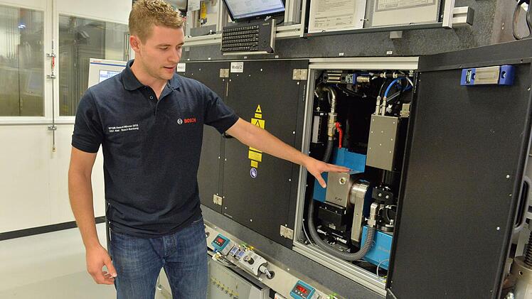 Bosch-Fertigungsplaner Christian Hymon hat im Bamberger Werkteil 3 die Abdeckung an der Linie geöffnet. Die Laserbohrung läuft vollautomatisch und verborgen vor dem menschlichen Auge.