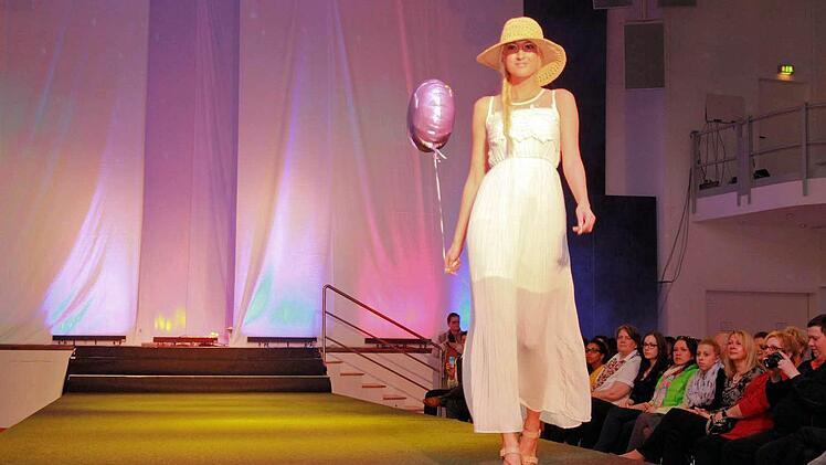 Schrilles, Buntes und Elegantes auf dem Catwalk. Foto: Merzbach