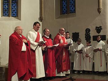Prof. Elmar Klinger, Diakon Hans Scherbaum, Subregens Stefan Fleischmann, Stadtpfarrer Helmut Hetzel und Kaplan Daniel Bittel (von links) bei der Messfeier in der Stadtpfarrkirche.  Foto: Manfred Welker