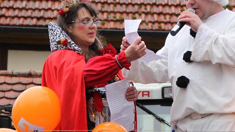 Marianne Dinkel hielt den Uetzingern in der Büttenrede die zahlreichen Verfehlungen des vergangenen Jahres vor. Manuel Schrüfer moderierte den Zug auf dem Marktplatz. Foto: Matthias Einwag