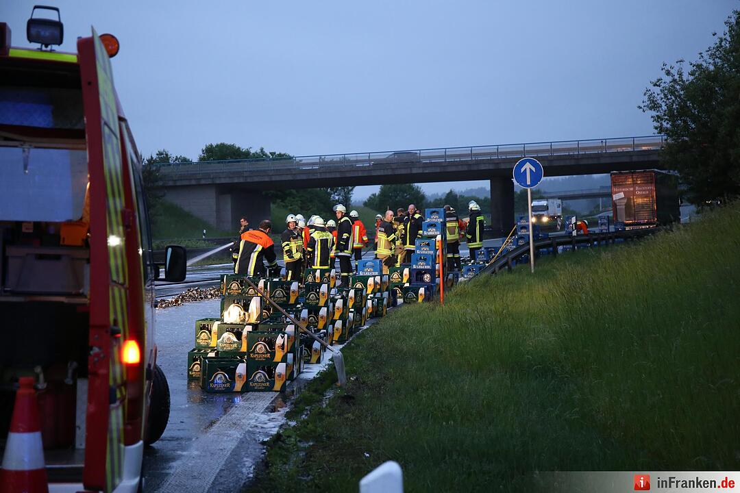 Ladungssicherung bei Getraenkelaster unzureichend - Lkw verliert etwa 200 Bierkaesten auf der Autobahn