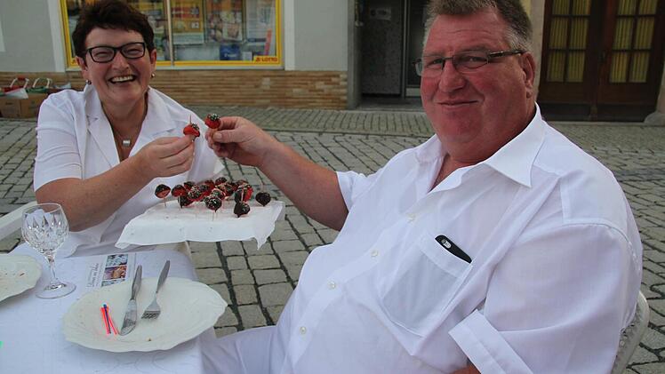 Wolfgang und Daniela Heiß genossen die Erdbeeren mit Schokolade, die als Nachtisch herumgingen. "Wir haben Hackfleischbällchen mitgebracht", verriet Daniela Heiß. Foto: Sonny Adam