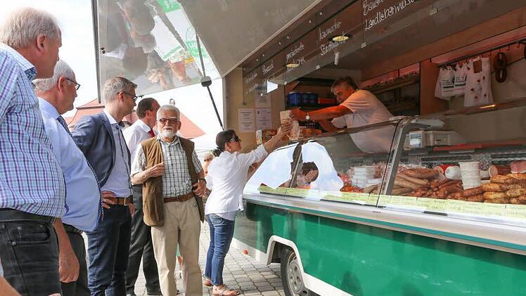 Auch Oberbürgermeister Uwe Kirchstein (links) schaute beim Marktfest vorbei. Foto: Barbara Herbst