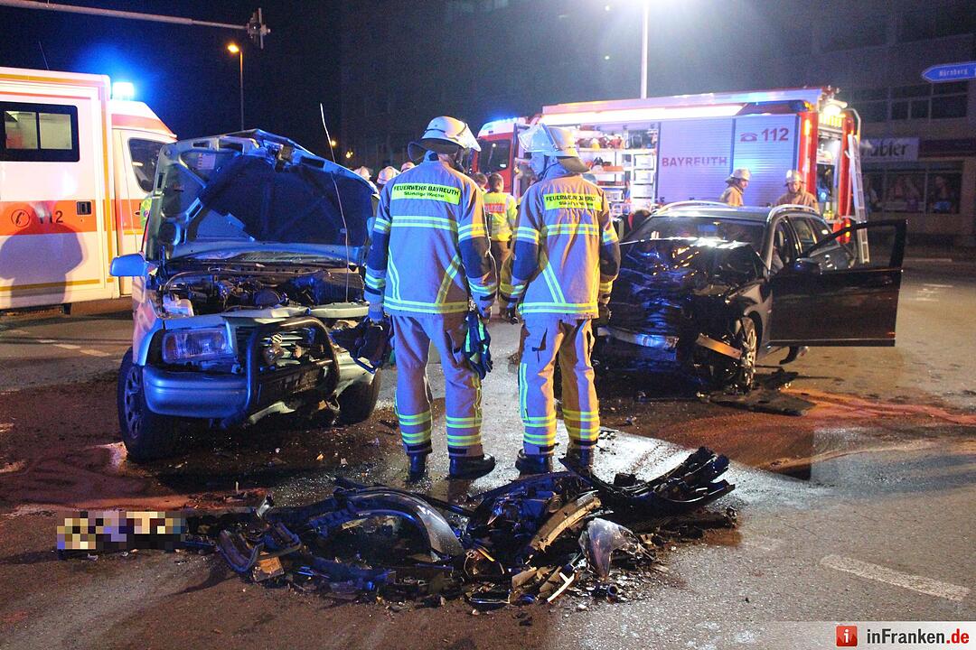 Frontalcrash in Bayreuth: Autos kollidieren - drei Menschen verletzt