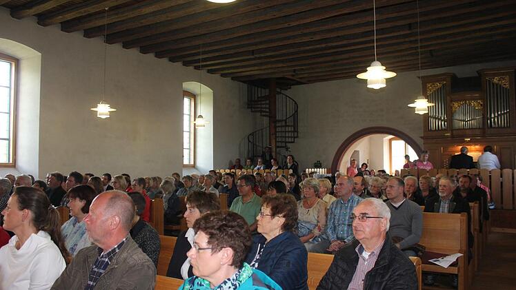 Voll besetzte evangelische Kirche. Foto: Birgit Will